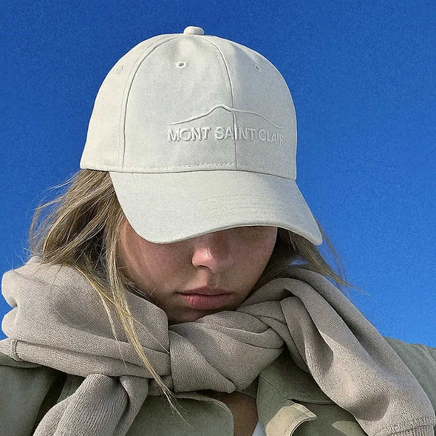 Casquettes brodées réalisées pour une boutique indépendante.