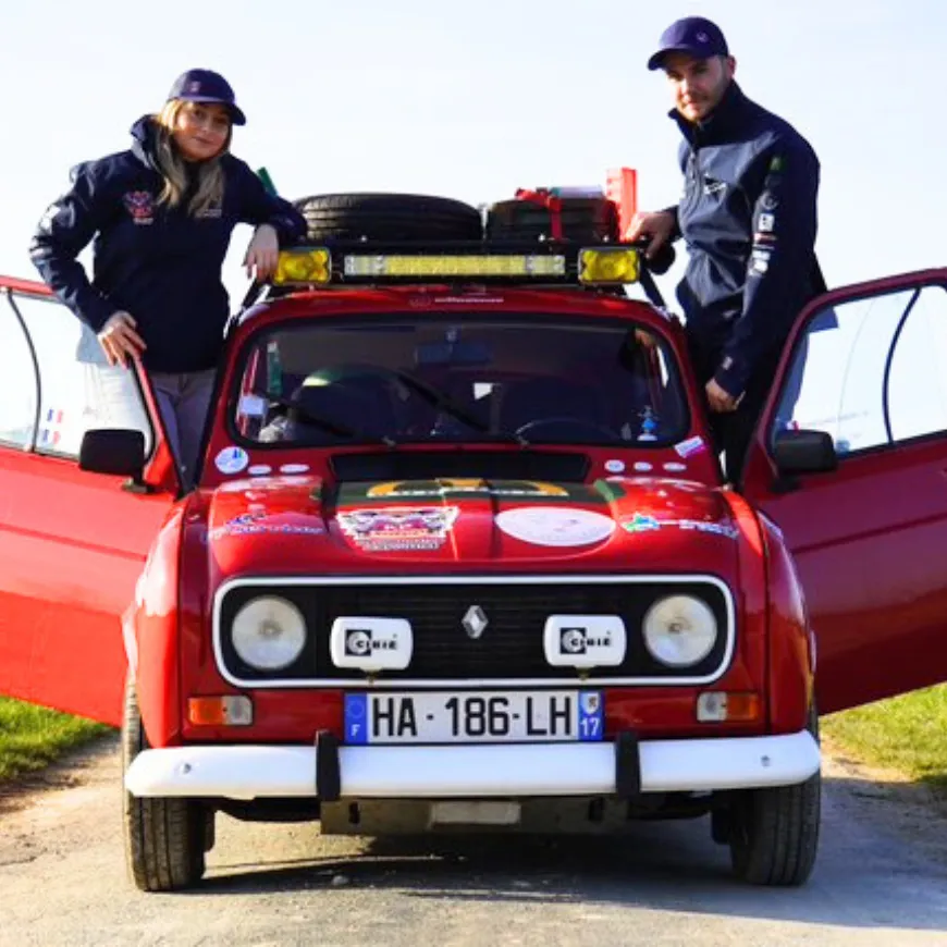Nos jeunes que nous avons sponsorisés pour le 4L Trophy.