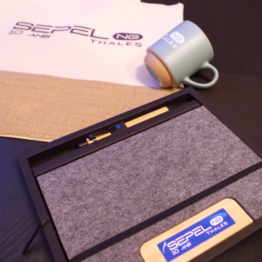 Coffret avec tote bag, tasse, carnet et stylo pour Thales.